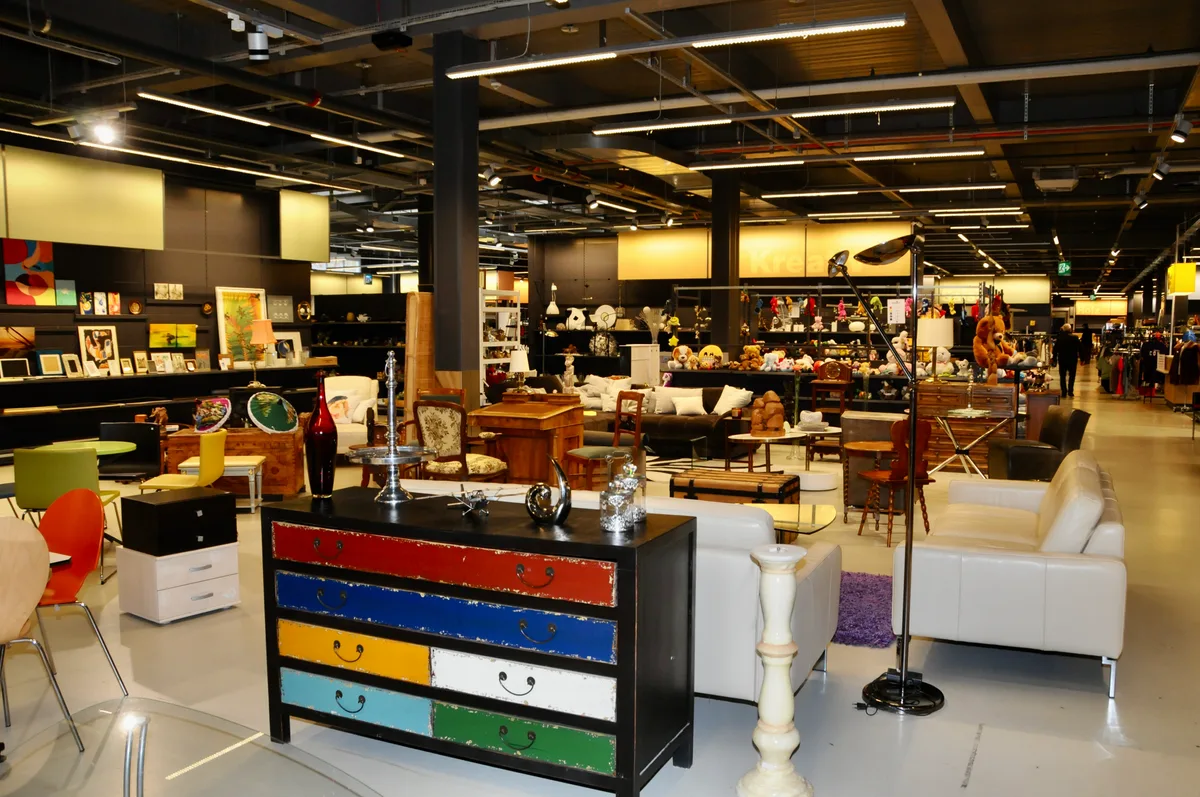 Auf über 3500 Quadratmeter erstreckt sich das neue Brockenhaus in Rüti – kein Wunder, nahm das Einrichten einige Zeit in Anspruch. Man sieht eine grosse Fläche mit gebrauchten Möbeln.